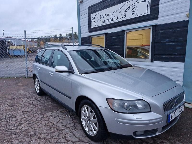 Ljusgrå Begagnad 2005 Volvo V50 Kinetic Kombi | 29 900 kr (Marknadspris) - Bild 1/4