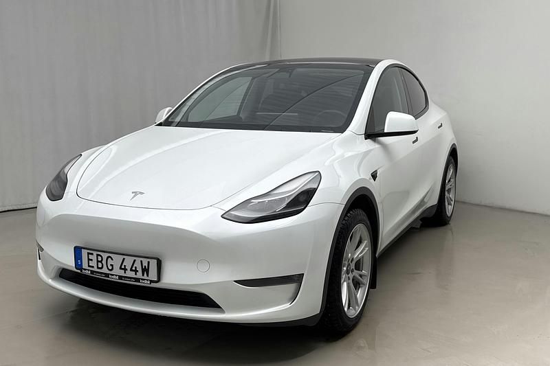 Vit Begagnad 2023 Tesla Model Y SUV | 359 000 kr (Marknadspris) - Bild 1/4