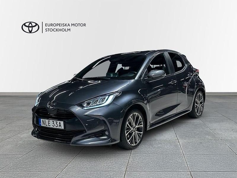Mörkgrå (grå) Begagnad 2024 Toyota Yaris Hybrid Style Halvkombi | 279 900 kr - Bild 1/4