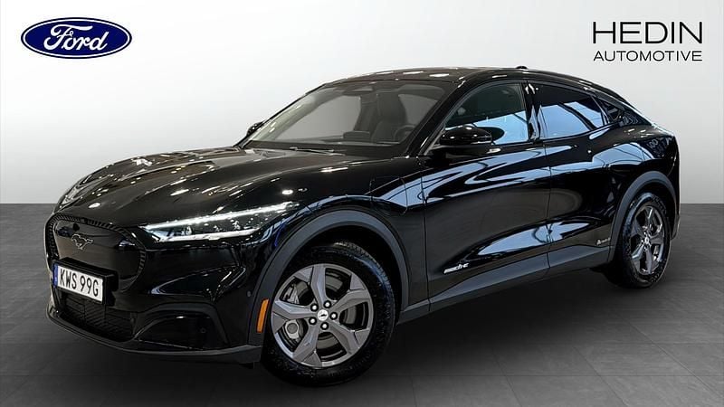 Svart (black) Begagnad 2022 Ford Mustang Mach-E SUV | 334 900 kr (Marknadspris) - Bild 1/4