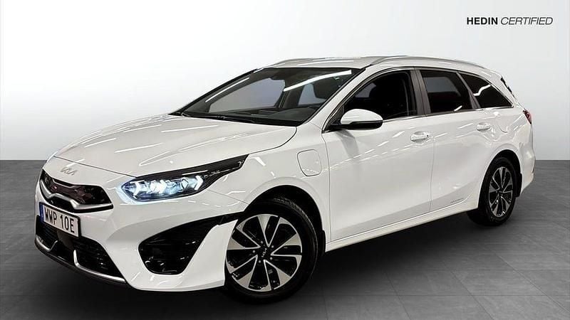 Begagnad Kia Ceed Advance 105 HK (77 kW) 2023 Vit Halvkombi