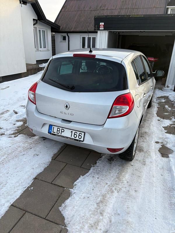 Begagnad Renault Clio R.S. 75 HK (55 kW) 2011 Halvkombi