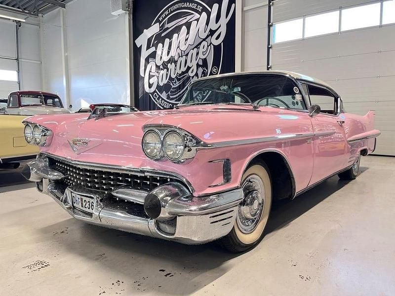 Rosa Begagnad 1958 Cadillac Serie 62 Sportkupé | 319 000 kr - Bild 1/4