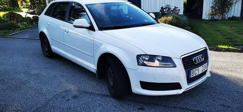 Vit Begagnad 2010 Audi A3 Sportback Attraction Halvkombi | 45 000 kr (Bra pris) - Bild 1/4