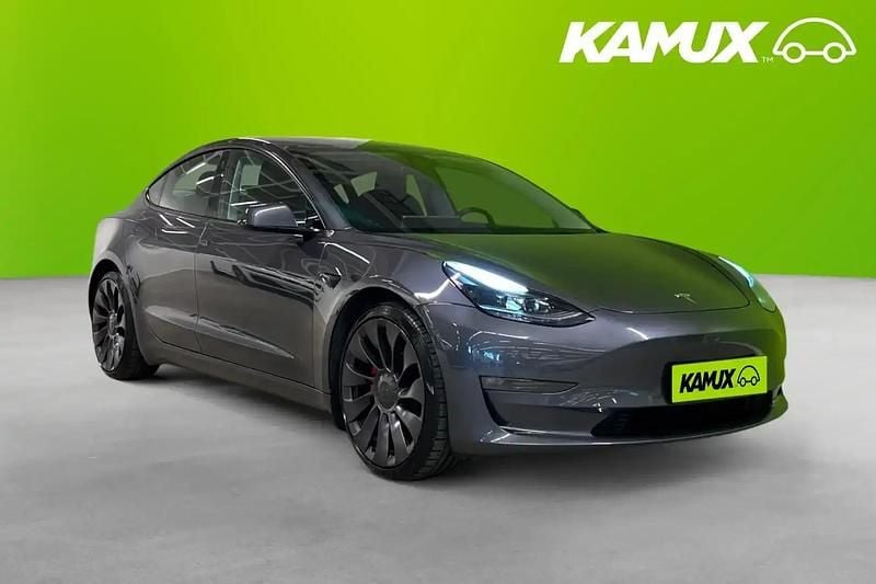 Silver/grå Begagnad 2022 Tesla Model 3 Performance Sedan | 389 700 kr (Lite dyr) - Bild 1/4