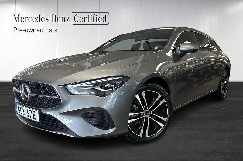 Mörkgrå (grå) Begagnad 2024 Mercedes CLA250e Shooting Brake Progressive Kombi | 399 000 kr (Marknadspris) - Bild 1/4