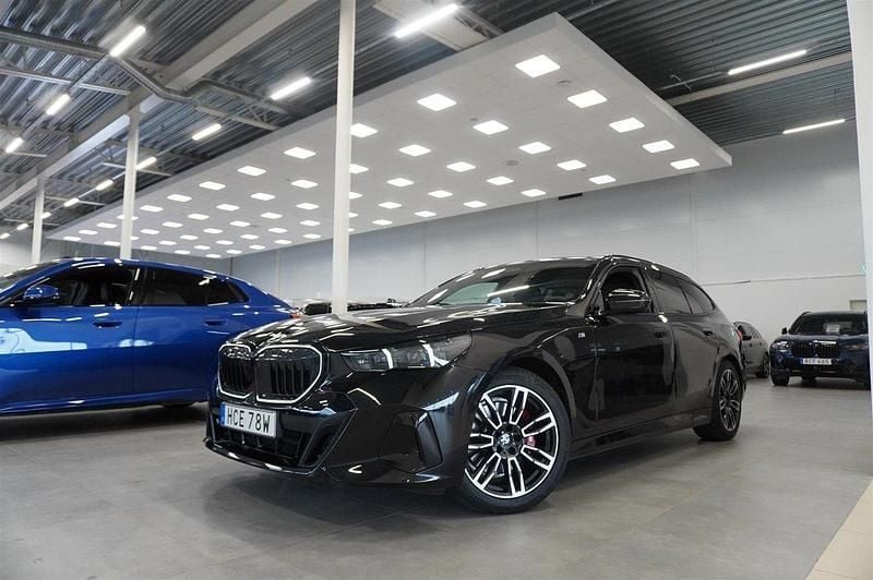 Svart Begagnad 2024 BMW 520 M Sport Kombi | 639 900 kr - Bild 1/4