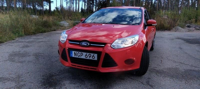 Röd Begagnad 2013 Ford Focus Halvkombi | 40 000 kr (Superpris) - Bild 1/4