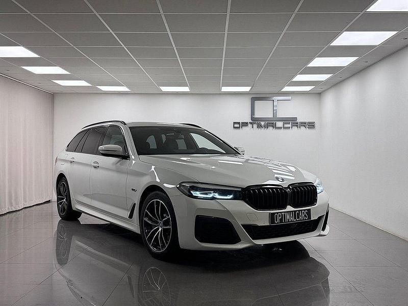Vit Begagnad 2023 BMW 530e M Sport Kombi | 429 900 kr (Dyr) - Bild 1/4