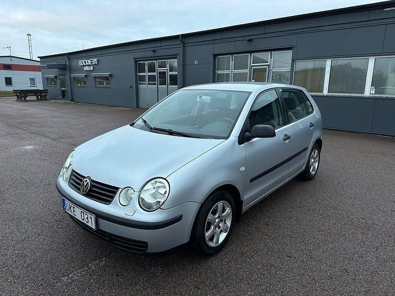 Silver Begagnad 2005 VW Polo Basis Halvkombi | 24 900 kr - Bild 1/4