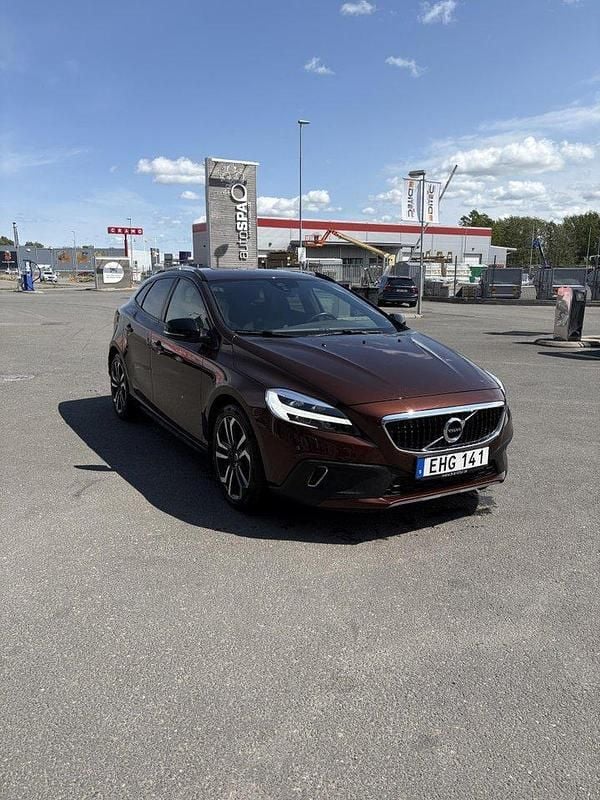 Brun Begagnad 2018 Volvo V40 CC Summum Kombi | 203 999 kr (Marknadspris) - Bild 1/3