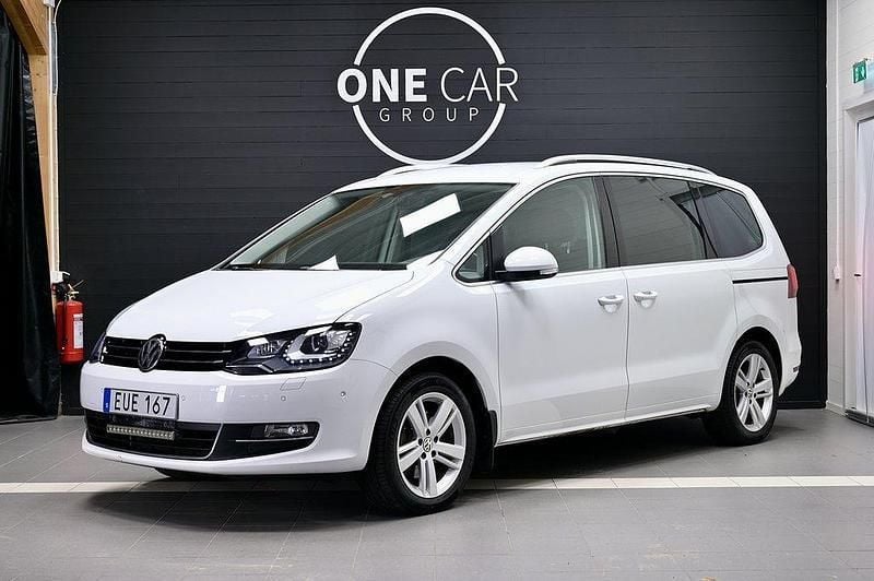 Vit Begagnad 2016 VW Sharan GT Minibuss | 279 800 kr (Marknadspris) - Bild 1/4