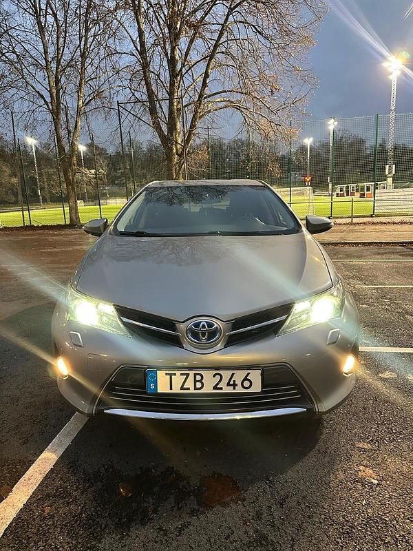 Begagnad Toyota Auris Hybrid 136 HK (100 kW) 2014 Halvkombi