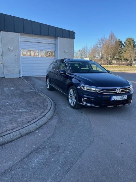 Blå Begagnad 2017 VW Passat GTE Kombi | 139 000 kr (Bra pris) - Bild 1/4
