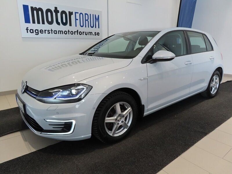 Ljusgrå (grå) Begagnad 2019 VW e-Golf S Halvkombi | 179 000 kr (Marknadspris) - Bild 1/4