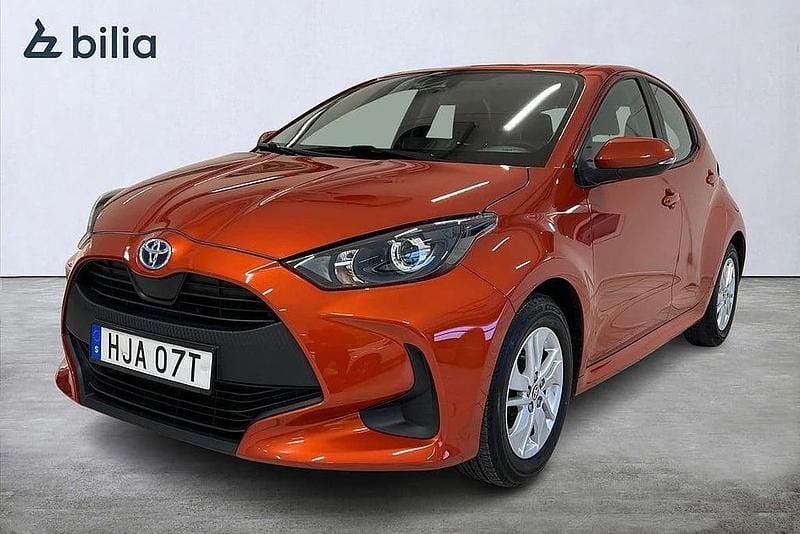 Begagnad Toyota Yaris Hybrid Active 117 HK (86 kW) 2022 Orange Halvkombi