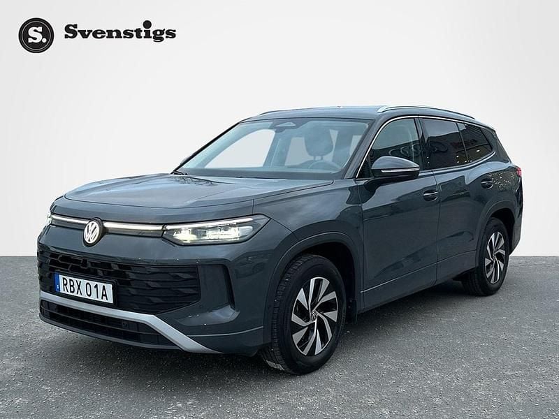 Grå Begagnad 2025 VW Tayron SUV | 399 000 kr (Marknadspris) - Bild 1/4