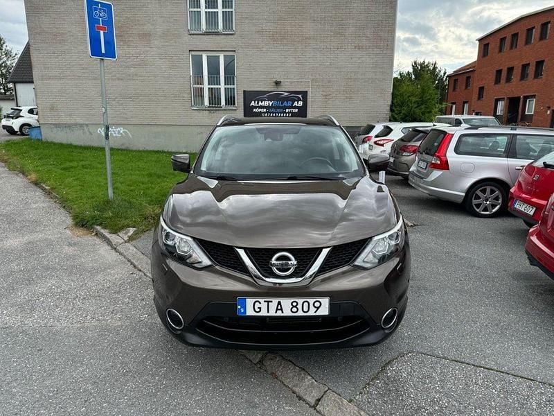 Brun Begagnad 2015 Nissan Qashqai SUV | 124 000 kr (Marknadspris) - Bild 1/4