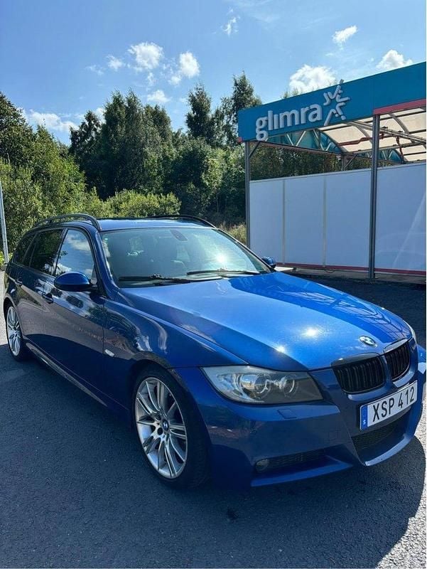 Blå Begagnad 2006 BMW 330 Comfort Edition Kombi | 85 500 kr (Dyr) - Bild 1/4
