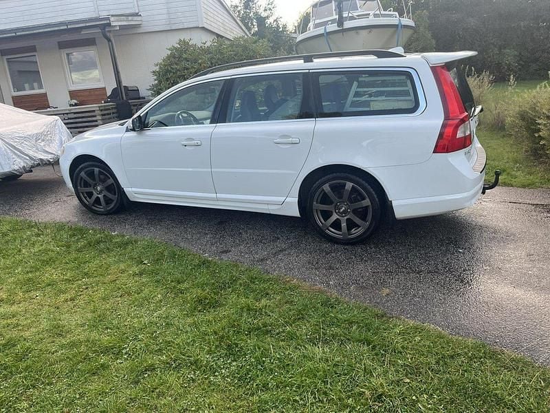 Vit Begagnad 2011 Volvo V70 Momentum Kombi | 50 000 kr (Superpris) - Bild 1/3