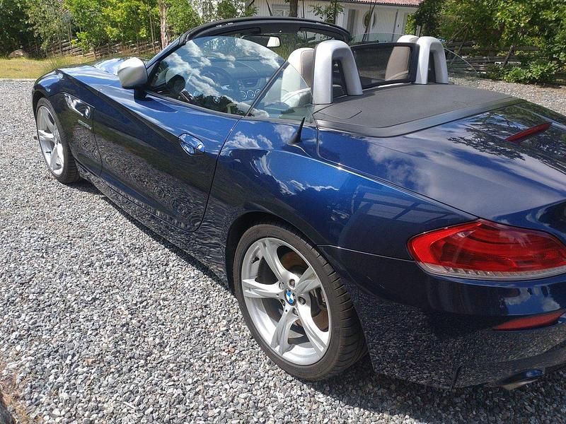Blå Begagnad 2011 BMW Z4 Comfort Edition Cab | 310 000 kr (Marknadspris) - Bild 1/4