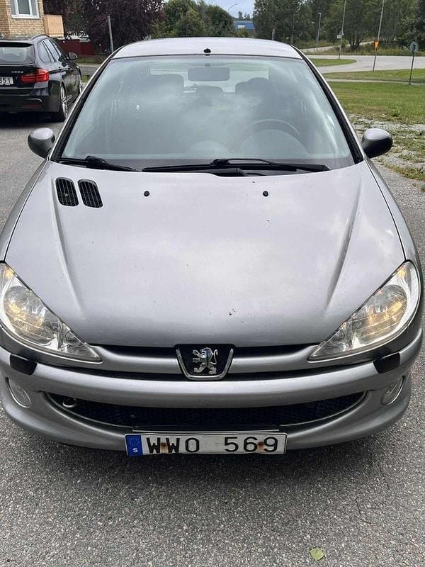Grå Begagnad 2005 Peugeot 206 Halvkombi | 17 900 kr (Marknadspris) - Bild 1/4