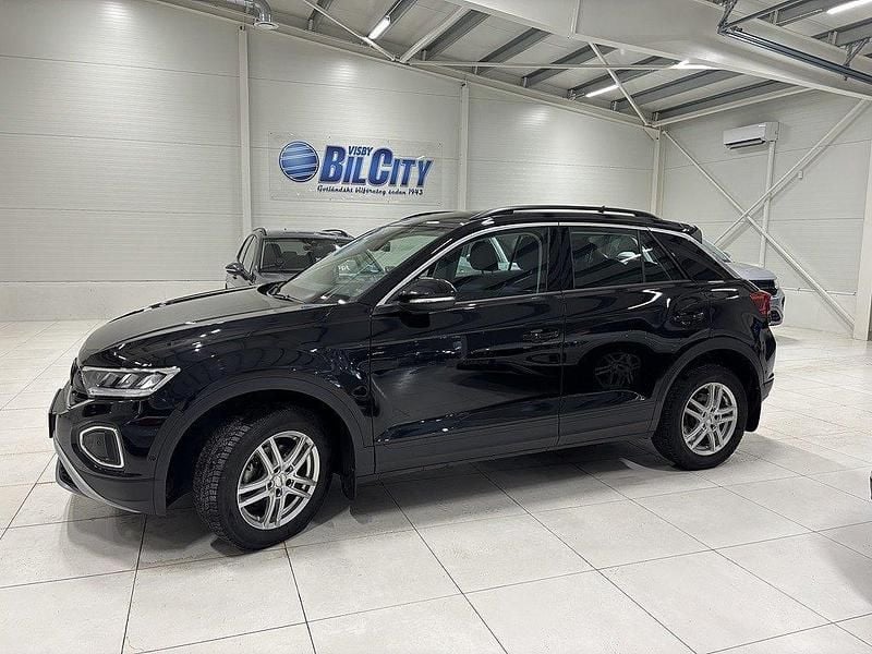 Svart Begagnad 2023 VW T-Roc Life SUV | 239 900 kr (Marknadspris) - Bild 1/4