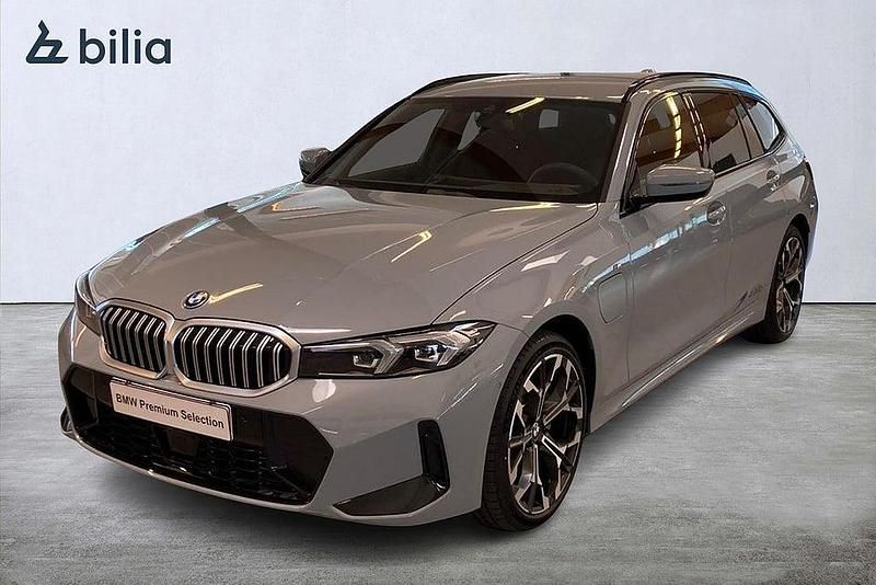 Grå Begagnad 2025 BMW 330e Kombi | 539 000 kr - Bild 1/4
