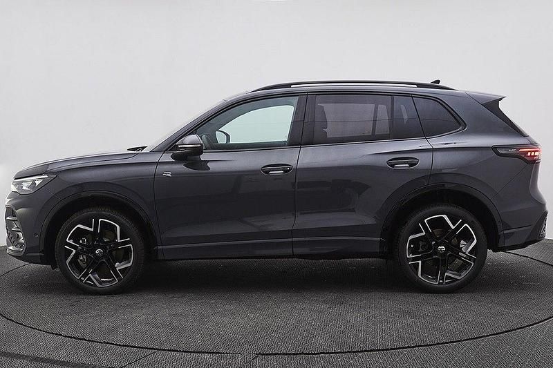 Mörkgrå (dolphin grey metallic) Ny 2025 VW Tiguan R-line SUV | 688 700 kr - Bild 1/4