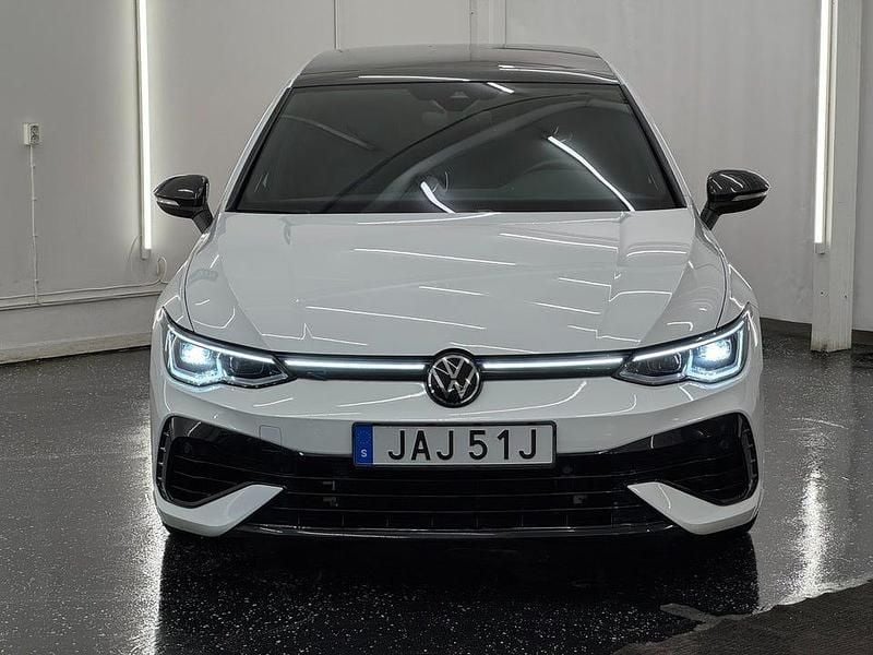 Begagnad VW Golf VIII R 333 HK (244 kW) 2023 Vit Halvkombi