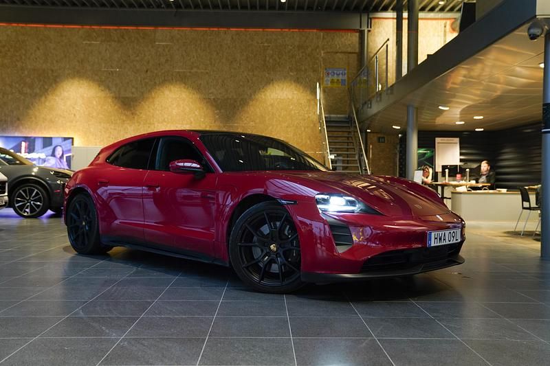 Begagnad Porsche Taycan GTS Sport Turismo 380 kW (517 HK) 2023 Röd Sedan