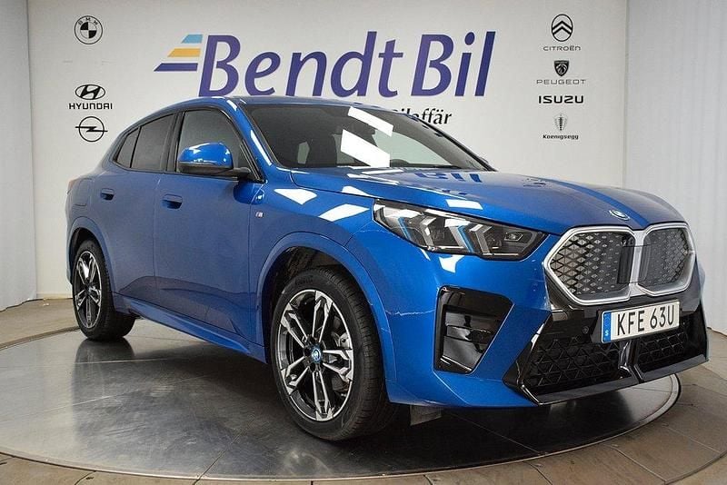 Blå Begagnad 2024 BMW iX2 M Sport SUV | 484 500 kr - Bild 1/4