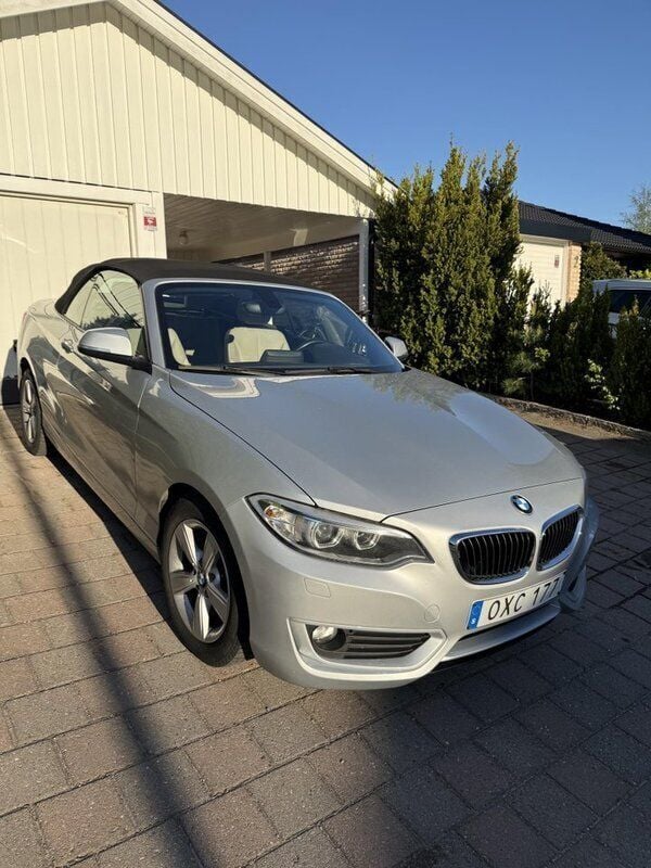 Silver Begagnad 2016 BMW 218 Advantage Cab | 170 000 kr (Bra pris) - Bild 1/4