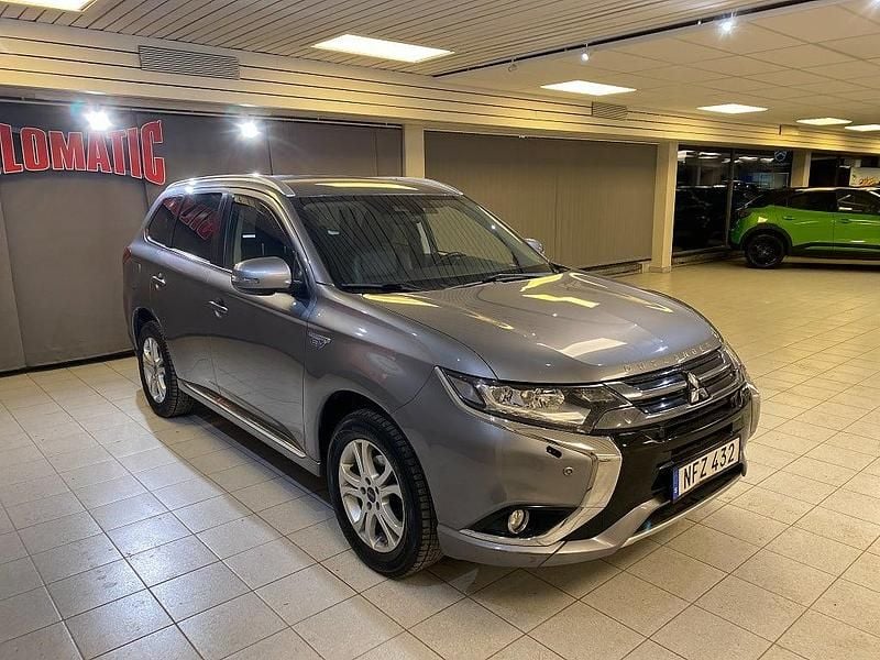 Begagnad Mitsubishi Outlander P-HEV Comfort Edition 121 HK (88 kW) 2018 Grå SUV