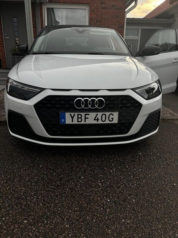 Begagnad Audi A1 Sportback 116 HK (85 kW) 2019 Färgen på bilen är vit och taket svart Halvkombi
