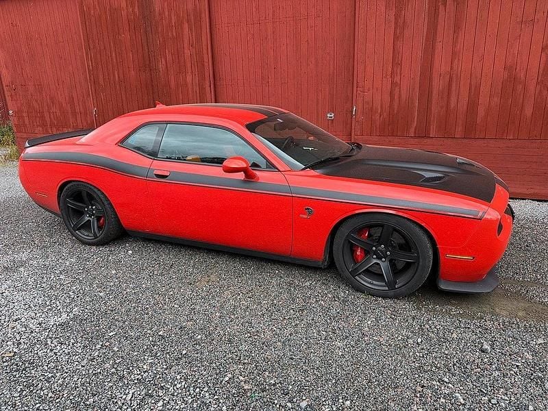 Orange Begagnad 2018 Dodge Challenger Sportkupé | 700 000 kr (Superpris) - Bild 1/4