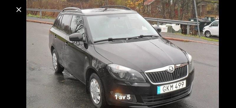 Svart Begagnad 2014 Skoda Fabia Halvkombi | 29 900 kr (Marknadspris) - Bild 1/4