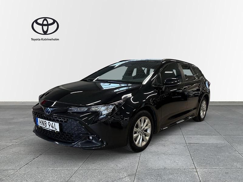 Svart Begagnad 2023 Toyota Corolla Kombi | 279 900 kr (Marknadspris) - Bild 1/3