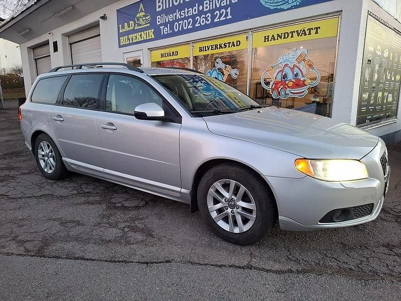 Begagnad Volvo V70 Momentum 145 HK (106 kW) 2009 Ljusgrå Kombi