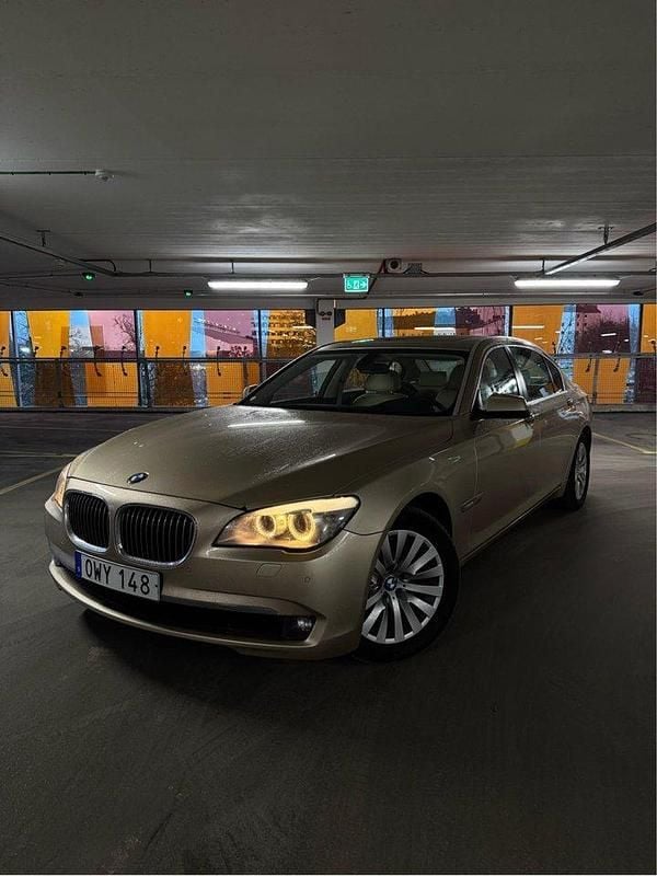 Brun Begagnad 2011 BMW 750L Sedan | 165 000 kr - Bild 1/4