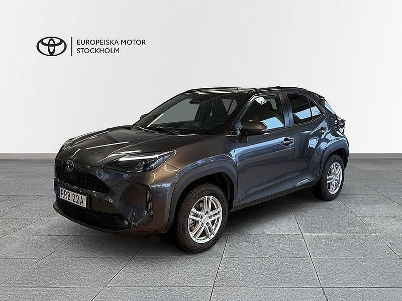 Mörkgrå Begagnad 2025 Toyota Yaris Cross Active SUV | 314 900 kr (Lite dyr) - Bild 1/4