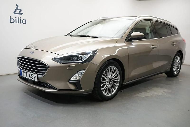 Grå Begagnad 2018 Ford Focus Titanium Kombi | 179 900 kr (Marknadspris) - Bild 1/4