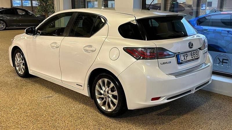 Begagnad Lexus CT200h Executive Line 135 HK (99 kW) 2011 Vit Halvkombi
