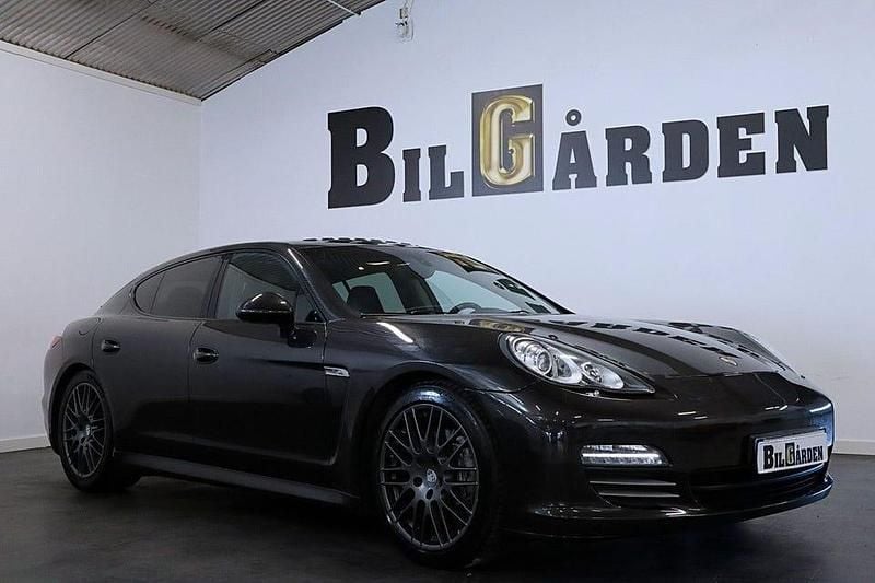 Mörkgrå Begagnad 2011 Porsche Panamera 4 Sedan | 289 900 kr (Lite dyr) - Bild 1/4