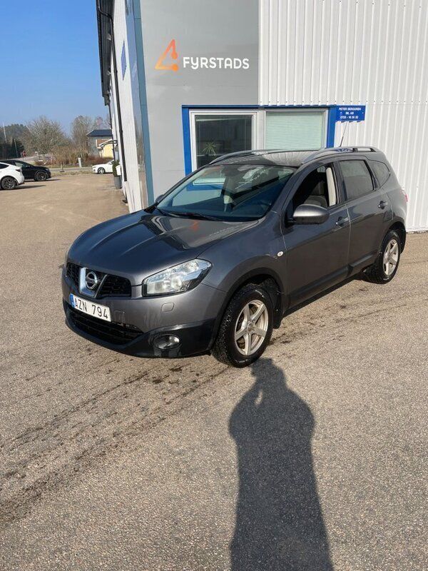 Grå Begagnad 2012 Nissan Qashqai +2 SUV | 59 900 kr (Bra pris) - Bild 1/4