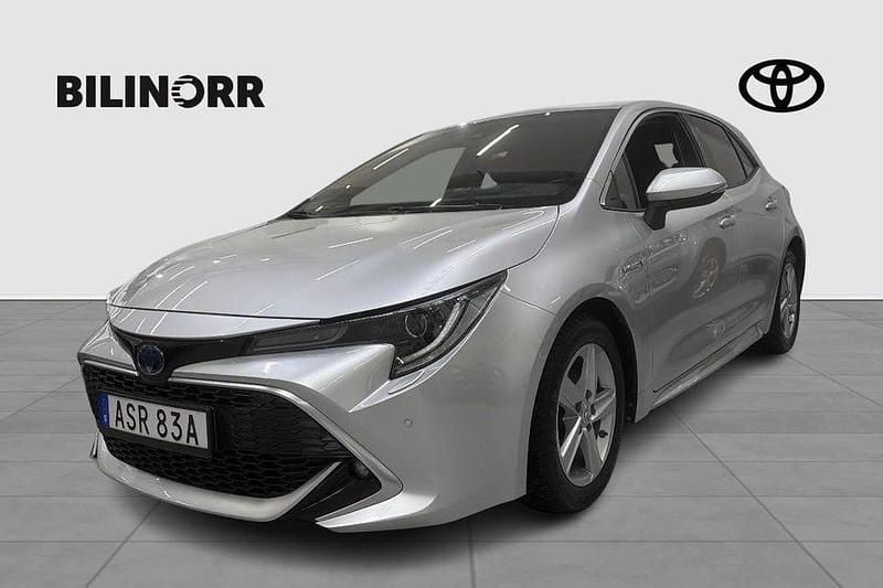 Silver Begagnad 2019 Toyota Corolla Hybrid Executive Halvkombi | 229 400 kr (Marknadspris) - Bild 1/3