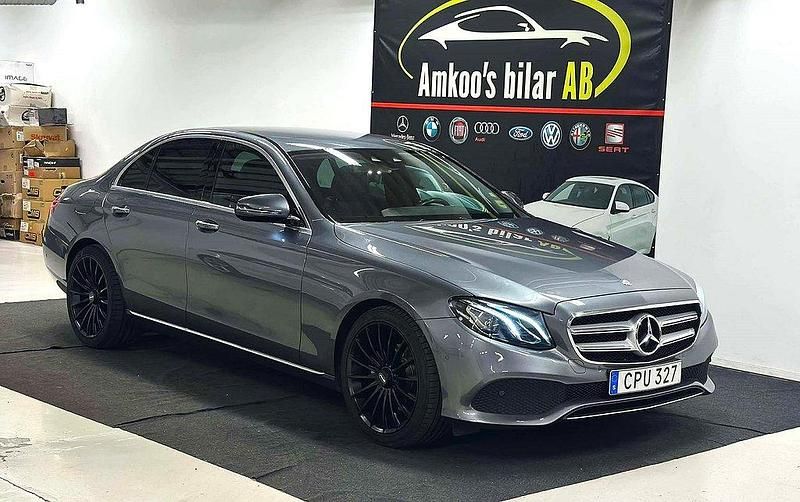 Grå Begagnad 2016 Mercedes E220 Avantgarde Sedan | 289 900 kr (Marknadspris) - Bild 1/4