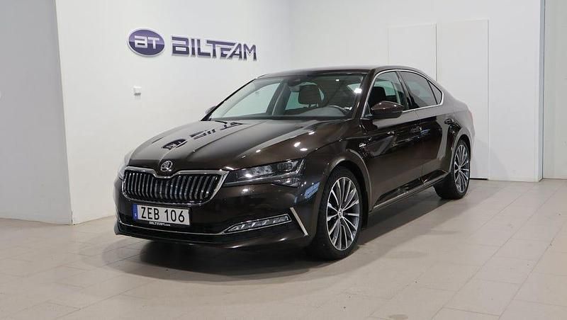 Brun Begagnad 2020 Skoda Superb LAURIN & KLEMENT Halvkombi | 299 900 kr (Marknadspris) - Bild 1/4