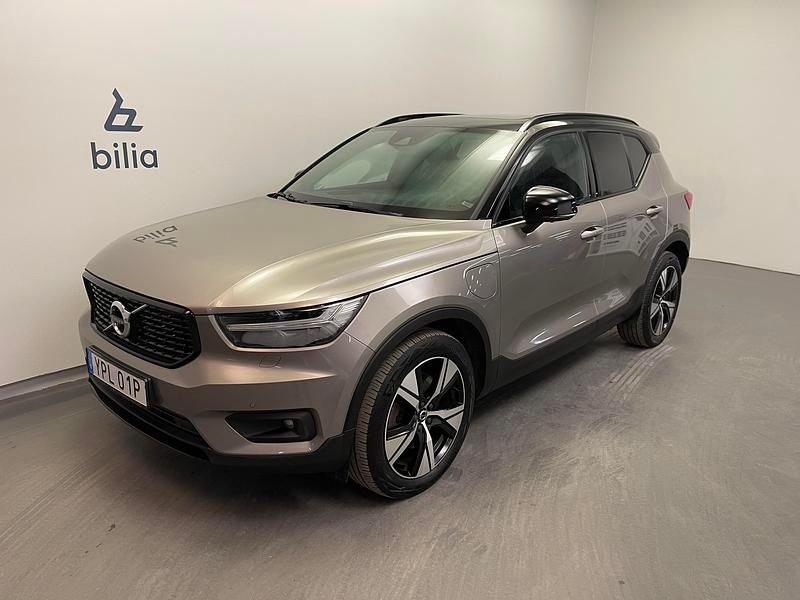 Grå Begagnad 2021 Volvo XC40 R-Design SUV | 399 500 kr (Marknadspris) - Bild 1/3