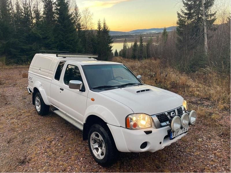 Vit Begagnad 2010 Nissan Navara Pickup | 68 000 kr (Superpris) - Bild 1/4